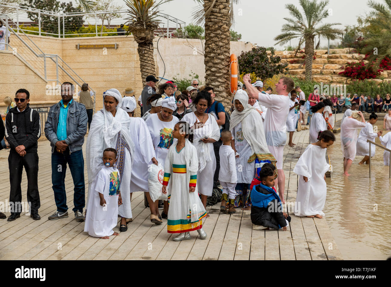 Qasr al-Yahud, Israel, 26-März-2019: Menschen getauft, wo Jesus von Johannes dem Täufer im Jordan getauft wurde Stockfoto