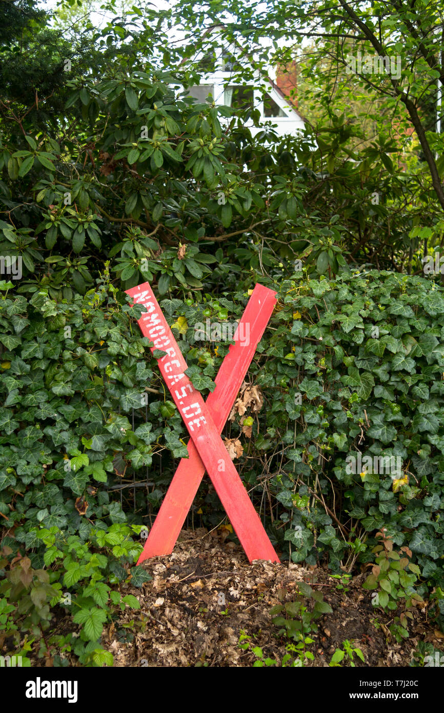 Die Bürgerinitiative "Kein Moor Gas' Proteste mit roten Kreuze gegen die geplante Produktion von Erdgas in der Region, Fischerhude, Deutschland. sterben Stockfoto