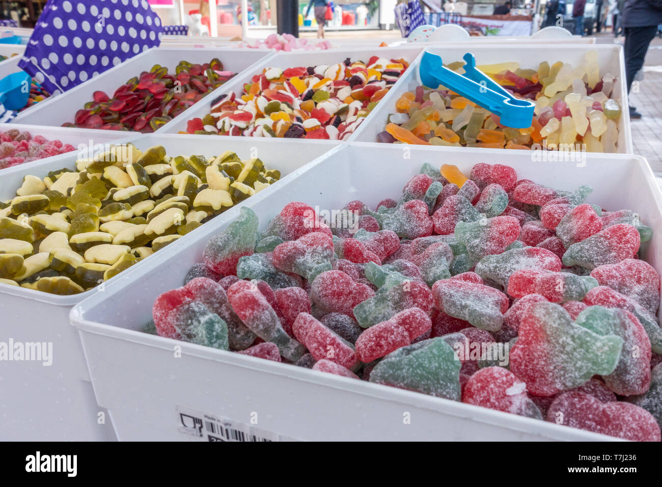 Aussuchen, Süßigkeiten auf einem Marktstand sind süß, aber ungesunden behandeln Stockfoto