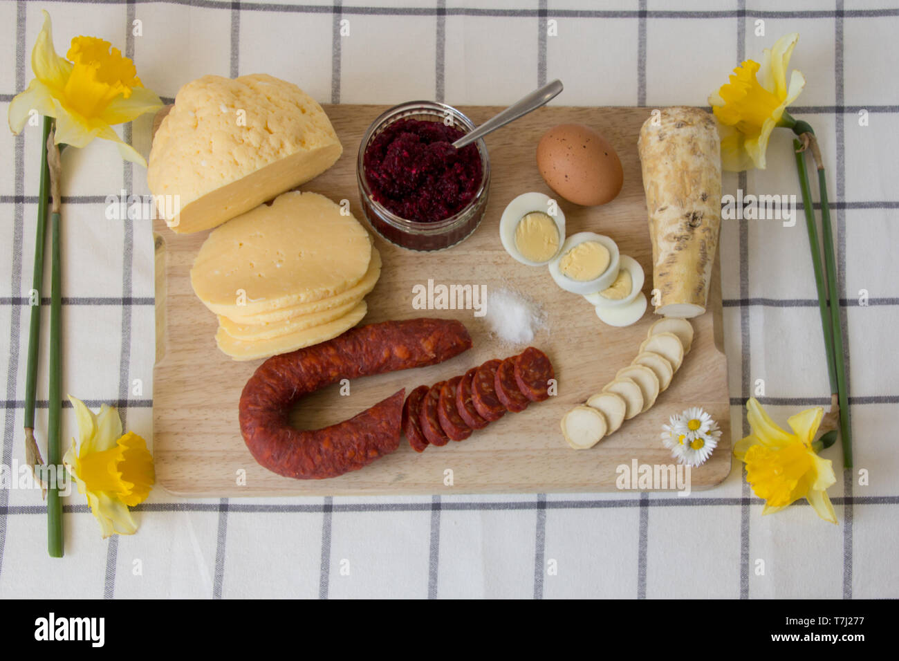 Hausgemachte, traditionelle slowakische Ostern Essen, Osteuropäischen Kulinarische Ostern Hausgemachte rd mit Salz, Wurst, hart gekochte Eier, Rote Beete mit Meerrettich Stockfoto