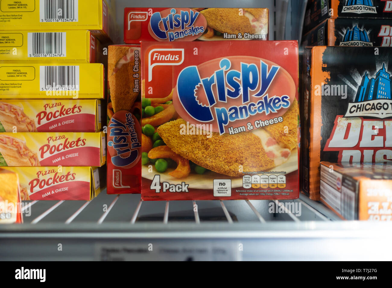 Ein Satz von vier Findus knusprige Pfannkuchen auf einem Regal in einem Gefrierfach in einem Supermarkt, einem beliebten verarbeitet, bequem essen macht eine leichte Mahlzeit. Stockfoto