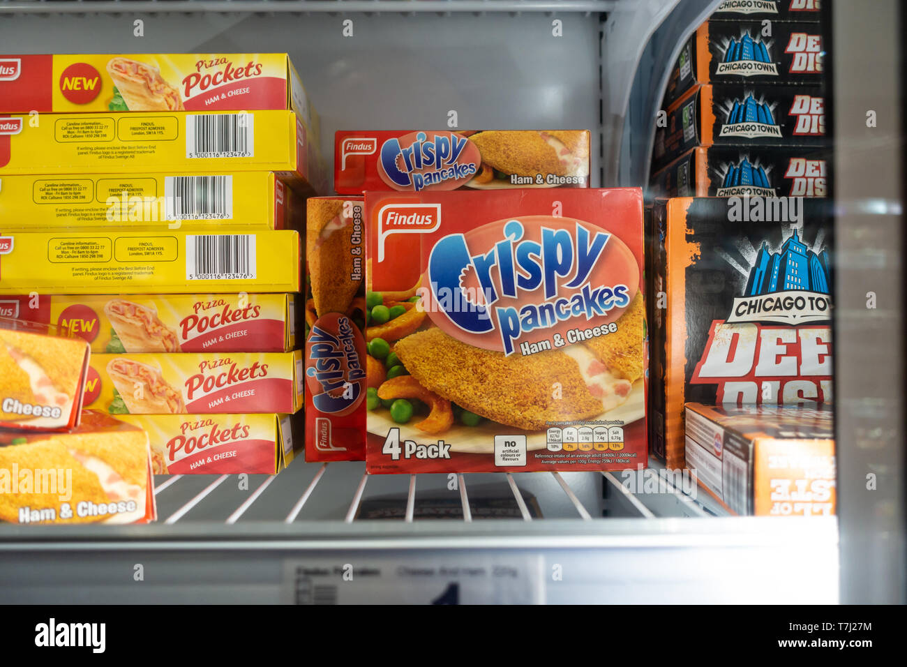 Ein Satz von vier Findus knusprige Pfannkuchen auf einem Regal in einem Gefrierfach in einem Supermarkt, einem beliebten verarbeitet, bequem essen macht eine leichte Mahlzeit. Stockfoto