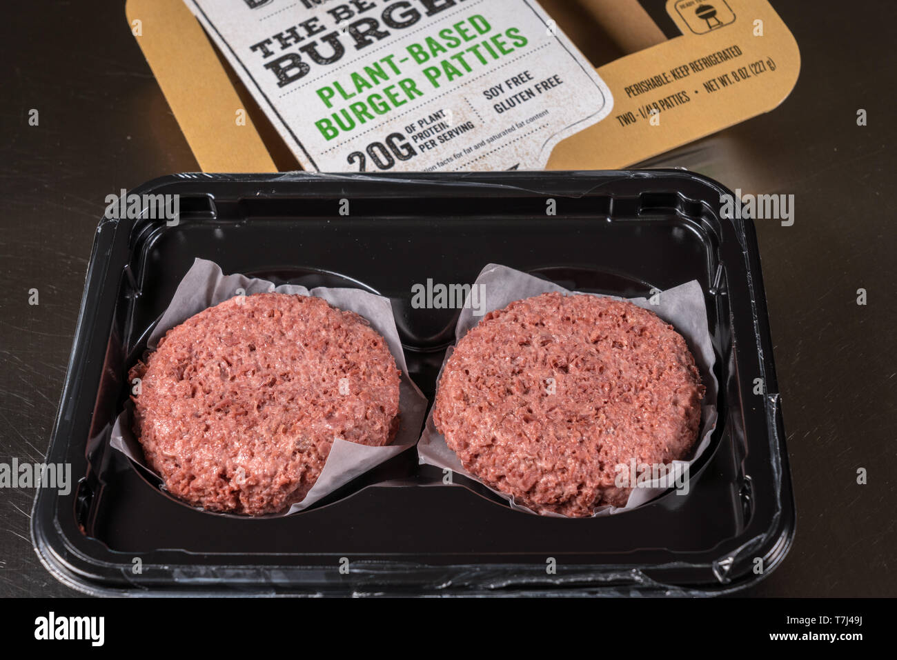 Darüber hinaus Fleisch auf Basis pflanzlicher burger Paket aus zwei Frikadellen Stockfoto