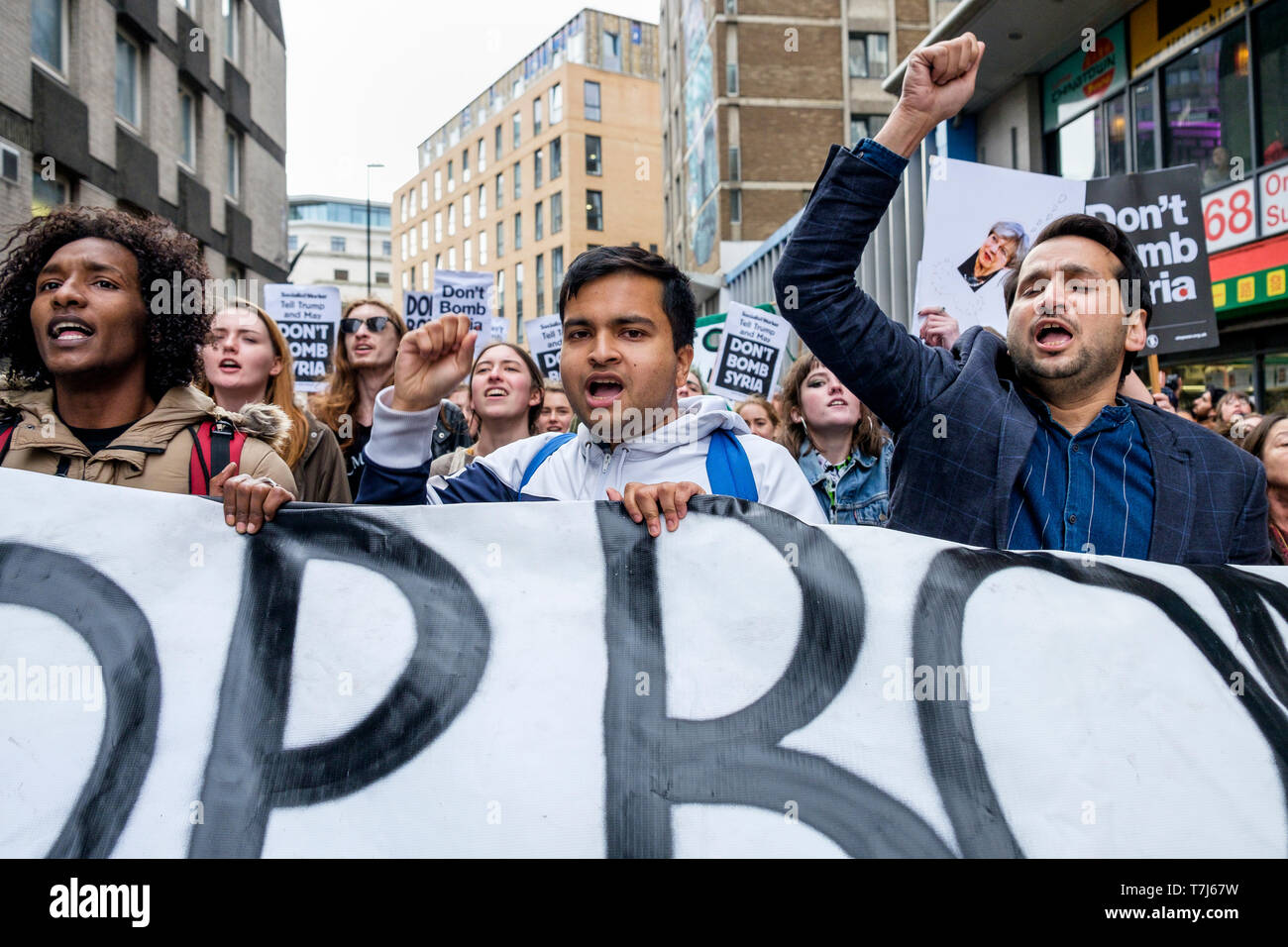 Die Demonstranten, die 'Don't bomb Syrien" Plakaten abgebildet sind, da Sie durch Bristol bei einem Stop Bombardierung Syrien Protestmarsch. 16. April 2018 Stockfoto