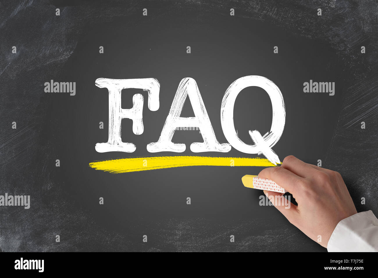 Begriff FAQ, Häufig gestellte Fragen, auf die Tafel geschrieben Stockfoto