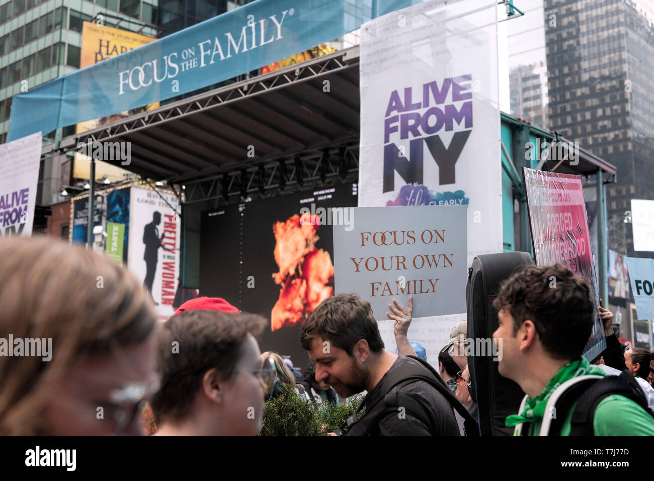 Am Samstag, den 4. Mai, progressive aktivistischen Gruppen aus NYC Counter - die religiöse Organisation "Fokus auf der Familie' wegen seiner radikalen anti-Abtreibung und homophoben Agenda in Times Square in New York City protestiert. "Konzentrieren Sie sich auf die Familie" drei große Phasen im Times Square präsentiert christliche Sänger und zeigt ein Video mit einem 4D-Ultraschall im Protest der NY's verabschiedete vor kurzem Spät - Begriff Abtreibungsgesetz falsche Informationen über das Gesetz weitere Verbreitung gemietet hatte. (Foto von Gabriele Holtermann-Gorden/Pacific Press) Stockfoto