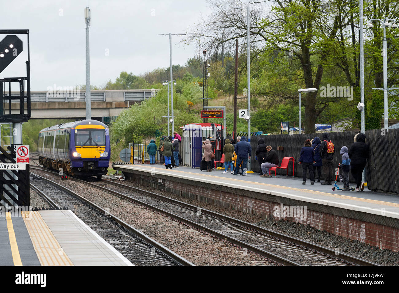 Passagiere warten auf Nahverkehrszüge an Micklefield, West Yorkshire, Nordengland, Großbritannien Stockfoto