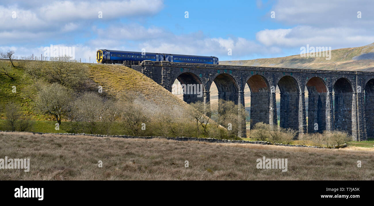 Zug auf die Settle and Carlisle Railway, Ribblehead, North Yorkshire, Nordengland, Großbritannien Stockfoto