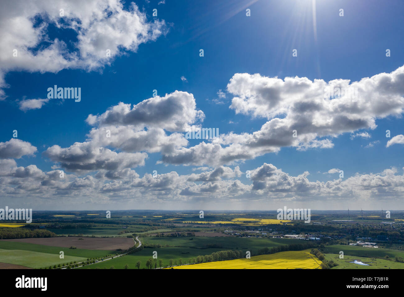 Eine traumhafte blauer Himmel mit weißen Schafe Wolken über grüne und gelbe Felder Stockfoto