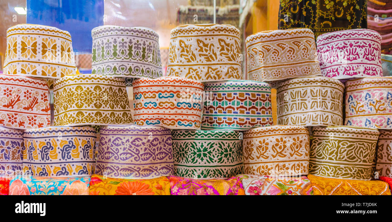 Bunte Omani Mützen auf Retail Display während des Ramadan. Stockfoto