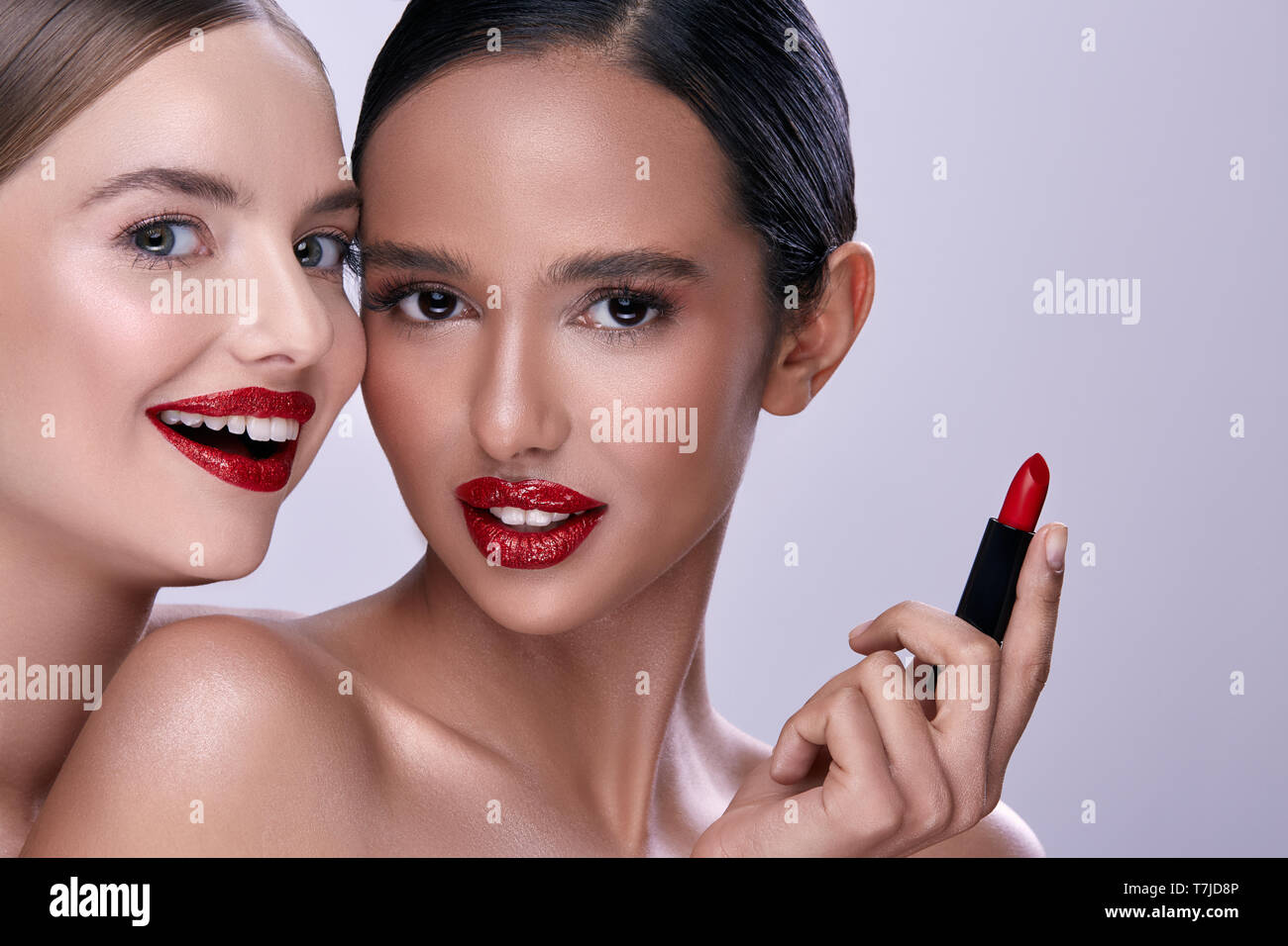 Nette Mädchen mit roten Lippenstift Stockfoto