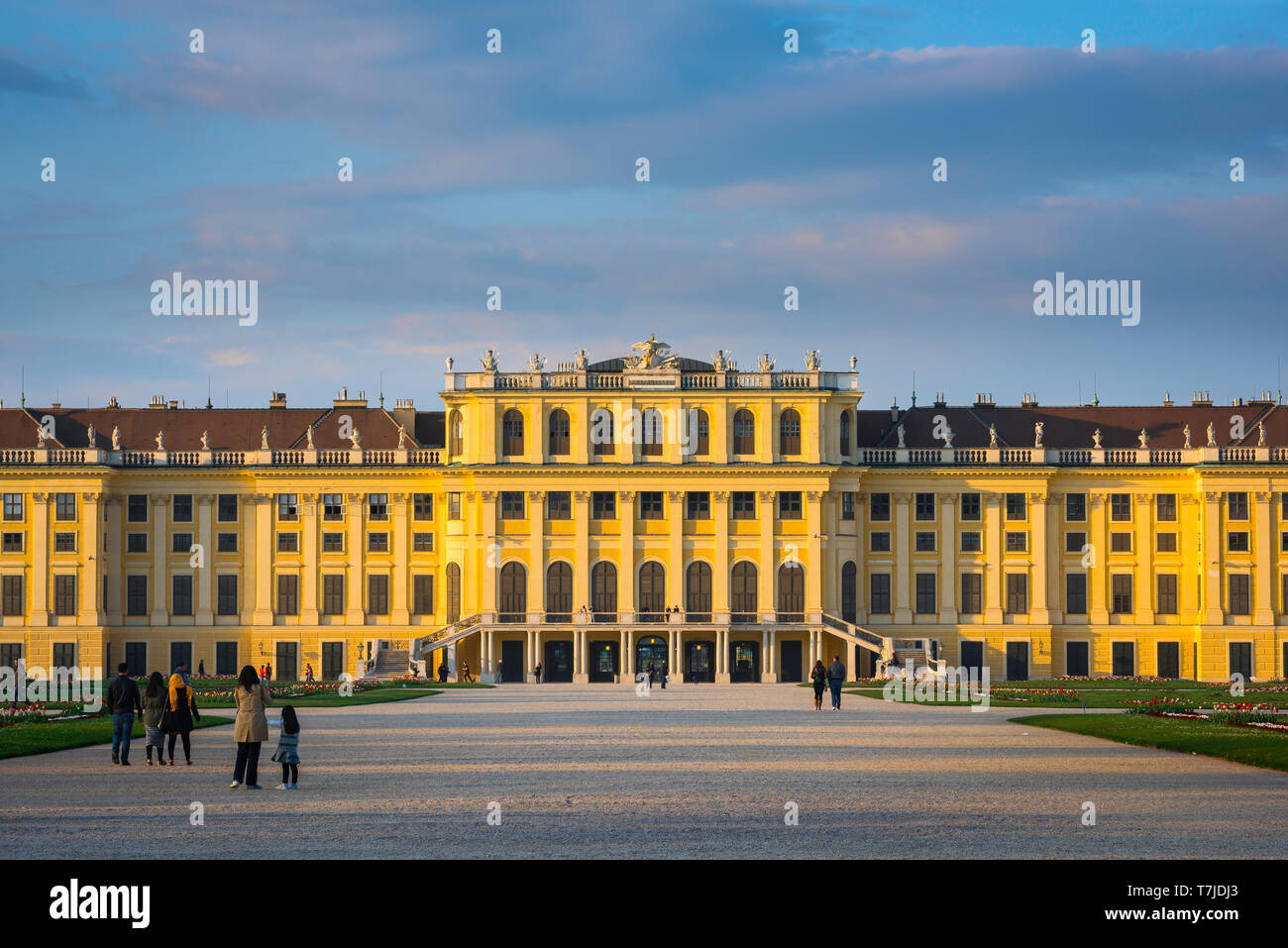 Schloss Schönbrunn, Wien, Aussicht bei Sonnenuntergang von Menschen an der barocken Fassade an der Südseite des Schloss Schönbrunn in Wien, Österreich. Stockfoto