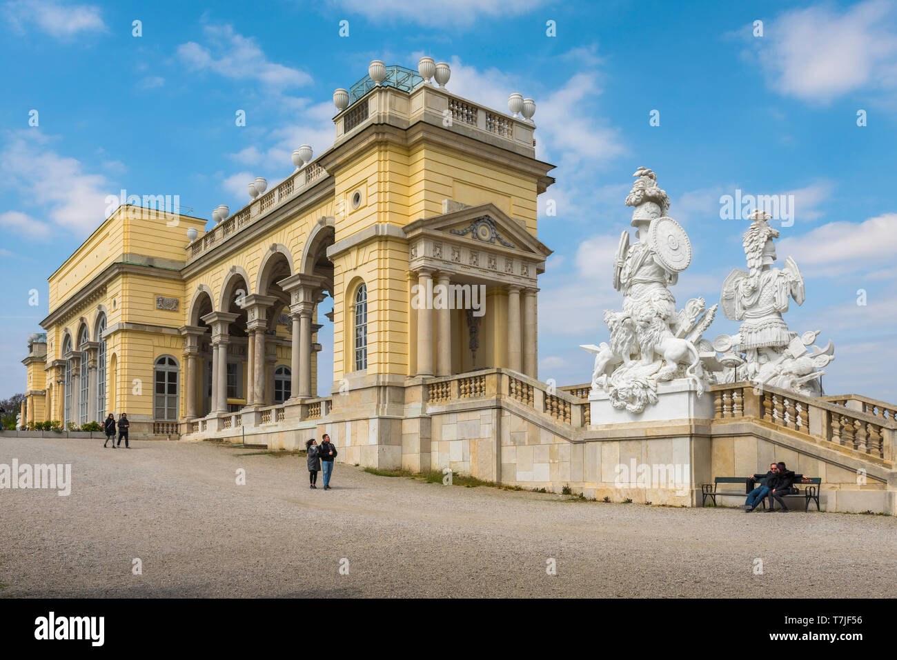 Schloss Schönbrunn, mit Blick auf die South East Eingang zur Gloriette mit riesigen barocken Statuen auf der Treppe, Schloss Schönbrunn, Wien. Stockfoto