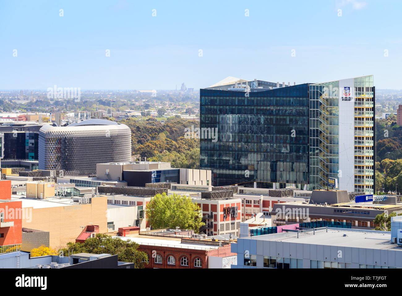 Adelaide, South Australia - 30. September 2017: Universität in Adelaide und South Australian Medical Research Institute Gebäude, die über Stadt ce gesehen Stockfoto