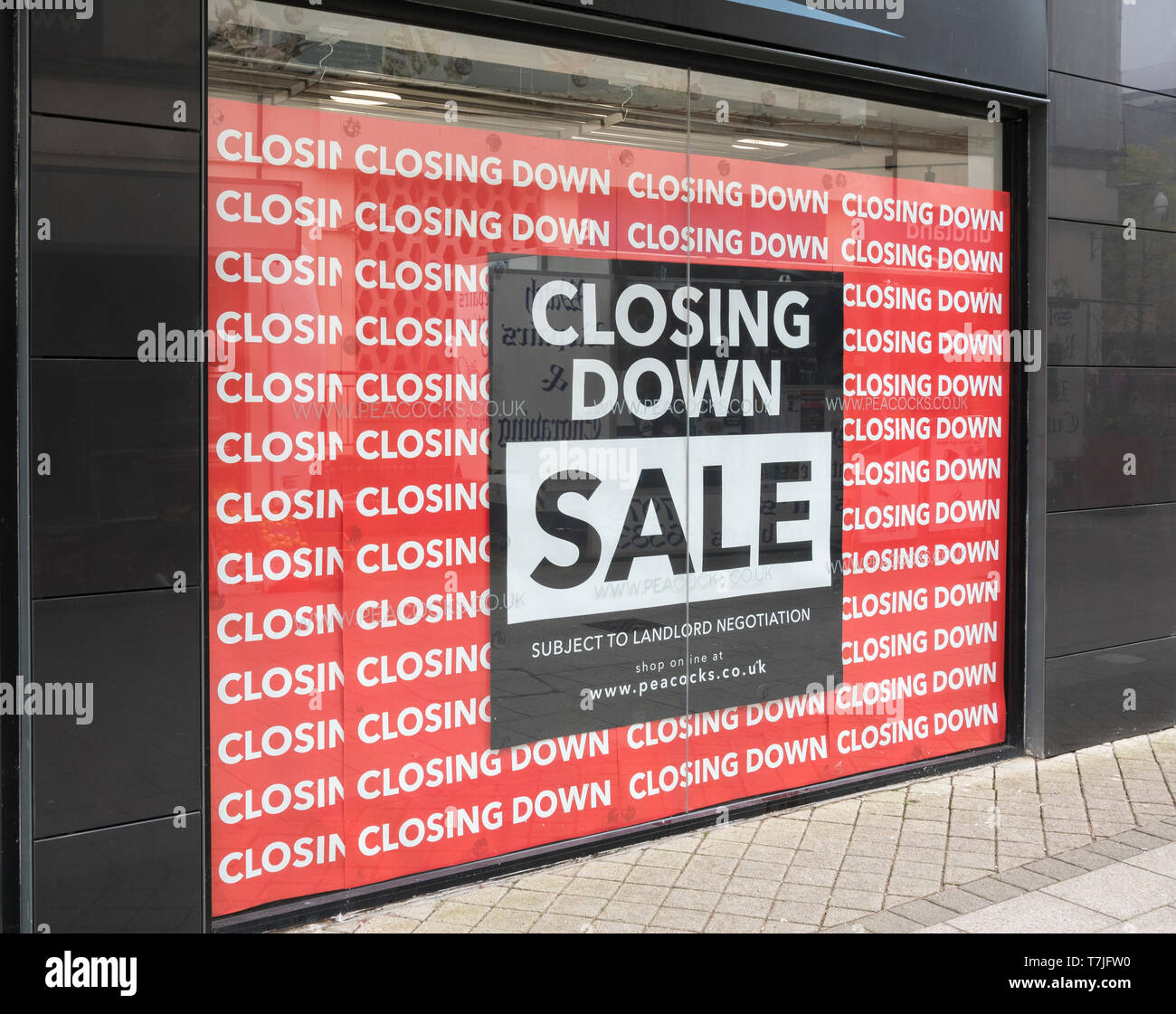 St Austell Peacocks Geschäft schließt unten Zeichen. Für wirtschaftliche Verlangsamung, sinkende Verkäufe, Retail High Street Krise, Tod der High Street, Gewinner und Verlierer Stockfoto
