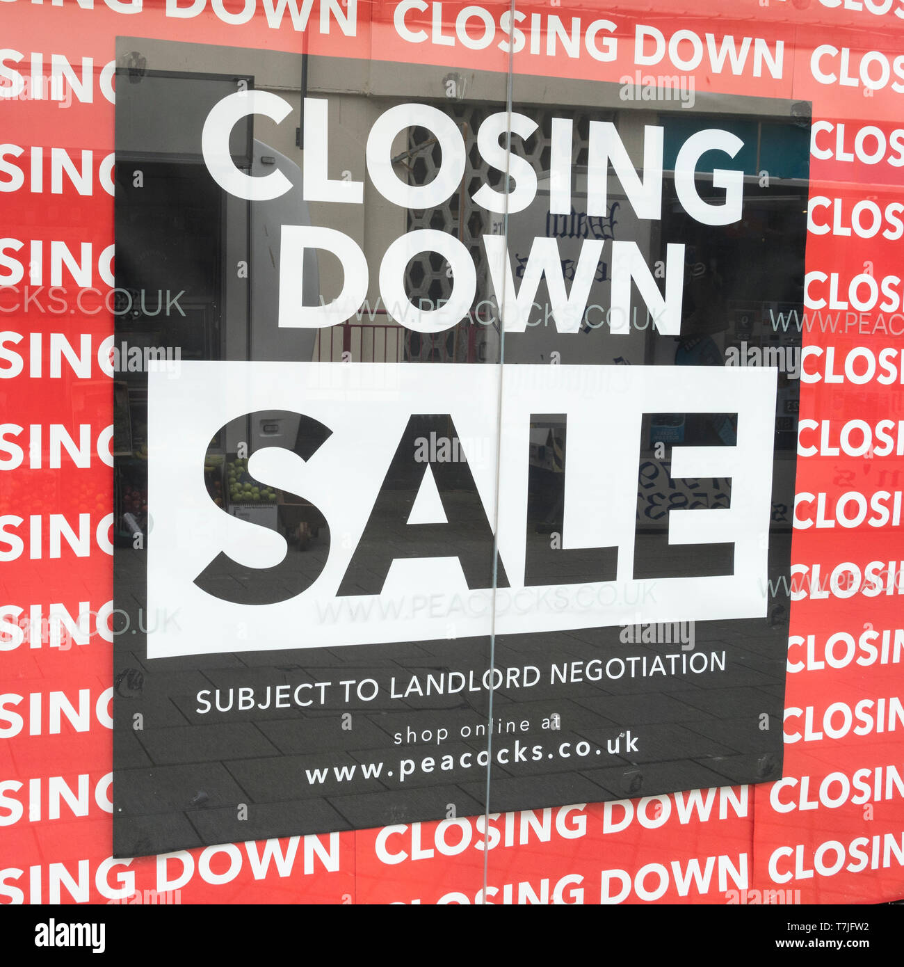 St Austell Peacocks Geschäft schließt unten Zeichen. Für wirtschaftliche Verlangsamung, sinkende Verkäufe, Retail High Street Krise, Tod der High Street, Gewinner und Verlierer Stockfoto