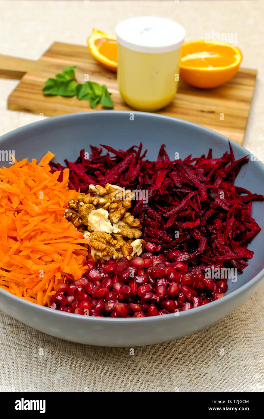 Salat von geriebene rote Rüben Karotten Granatäpfel und Walnüsse Stockfoto