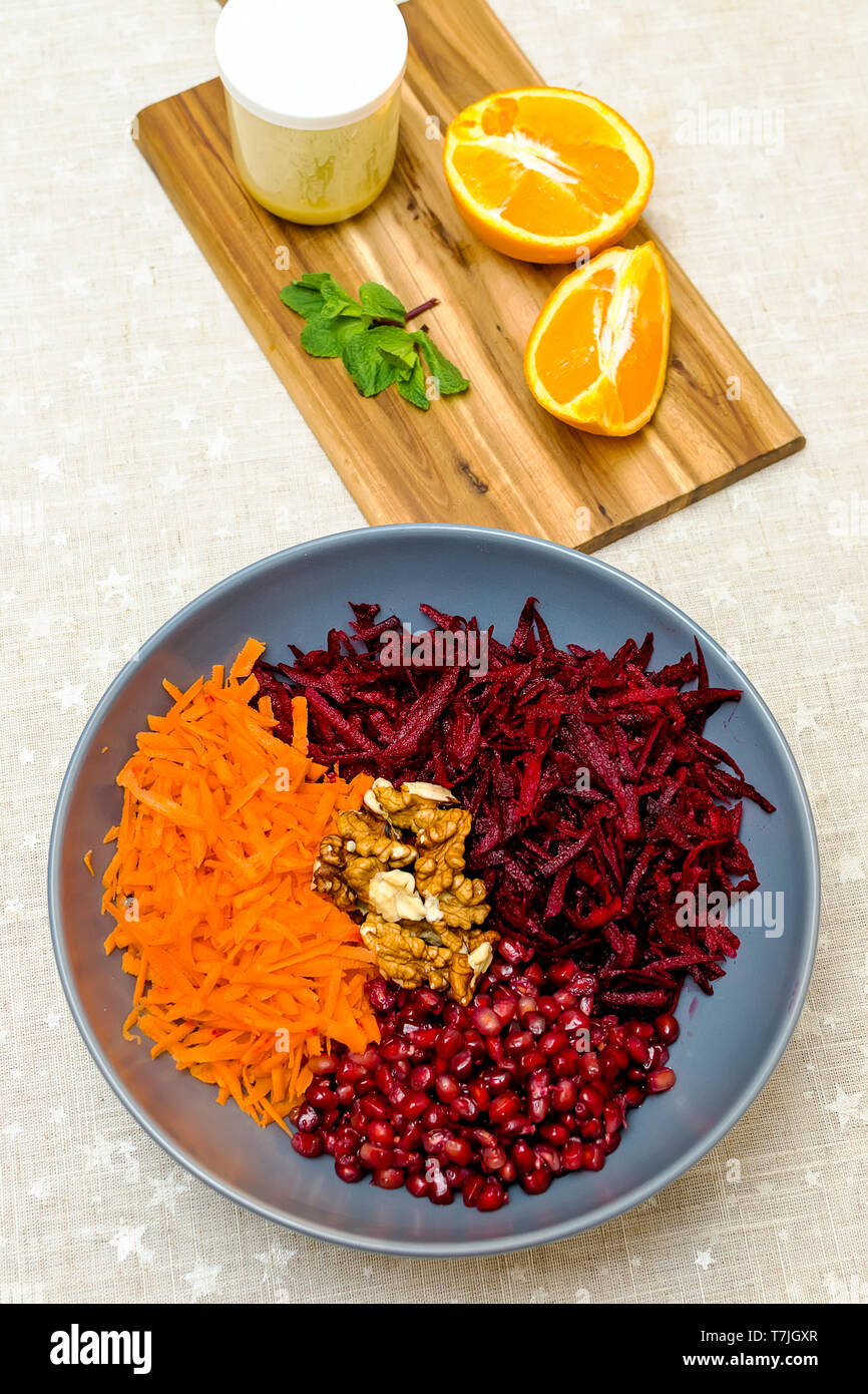 Salat von geriebene rote Rüben Karotten Granatäpfel und Walnüsse Stockfoto