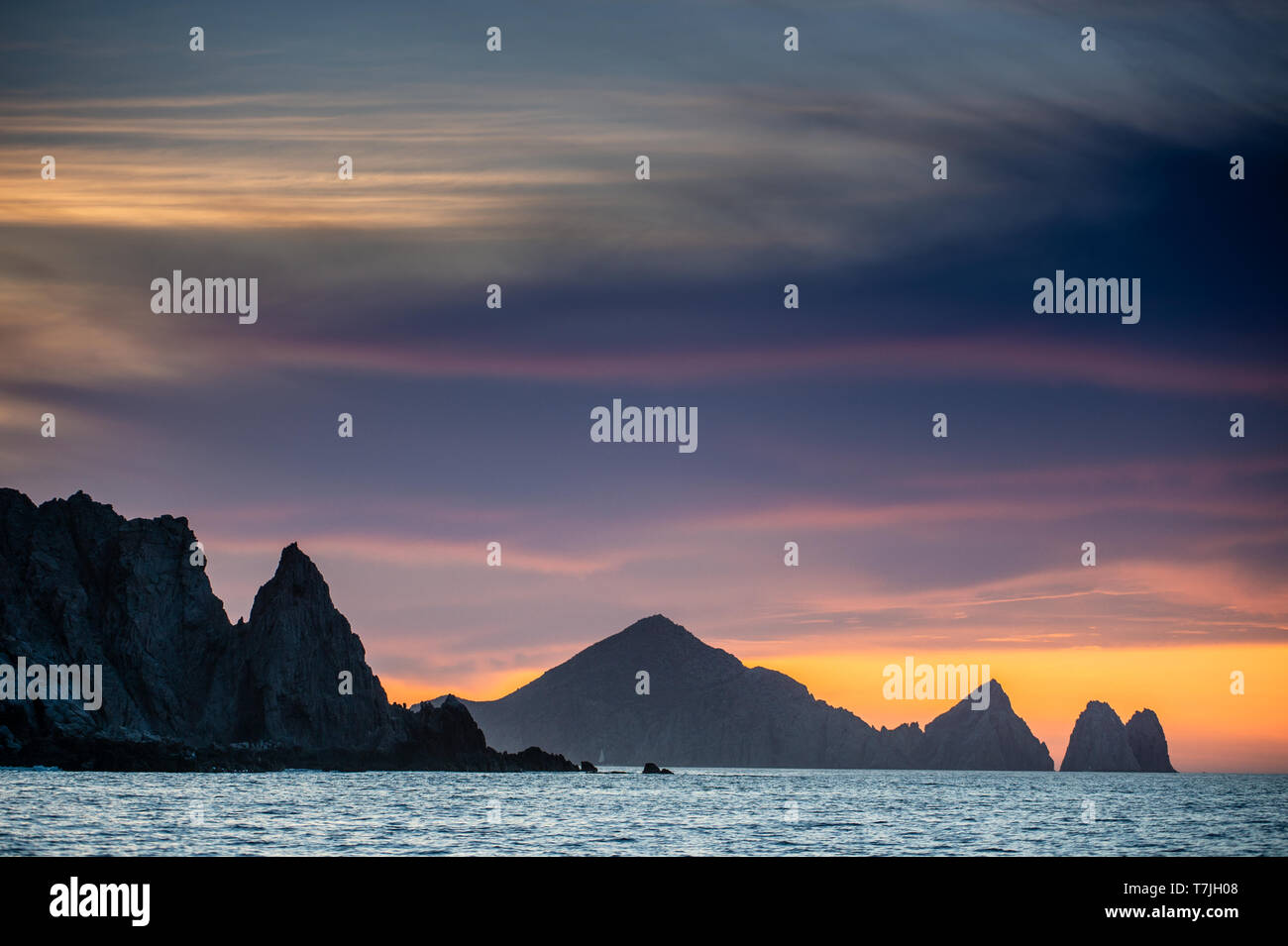 Schönen Sonnenuntergang der Marine mit Bergen silhouets. Das Meer vor der Küste von Cabo San Lucas. Golf von Kalifornien (auch bekannt als die See von Cortez, Meer o Stockfoto