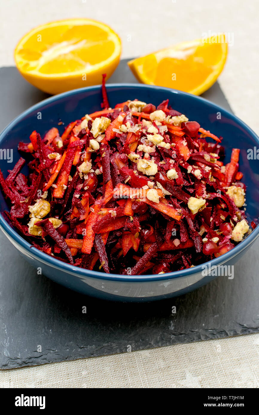 Salat von geriebene rote Rüben Karotten Granatäpfel und Walnüsse Stockfoto