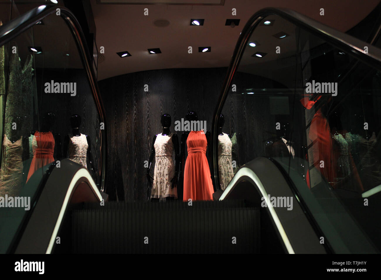 Die luxuriösen Einkaufsmöglichkeiten: Anzeige Dummys in teuren festliche kleider gut am Ende der Rolltreppe. Stockfoto