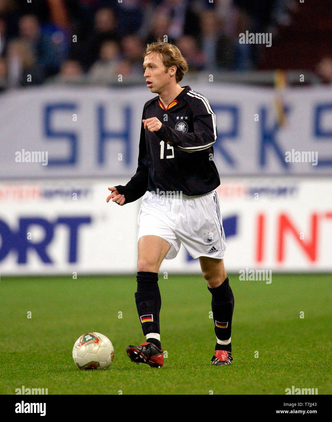 Arena auf Schalke Gelsenkirchen Deutschland 15.11.2003 Fußball: Internationale freundlich, Deutschland (schwarz) gegen Frankreich (weiss) 0:3 - - - - Andreas Hinkel (GER) Stockfoto