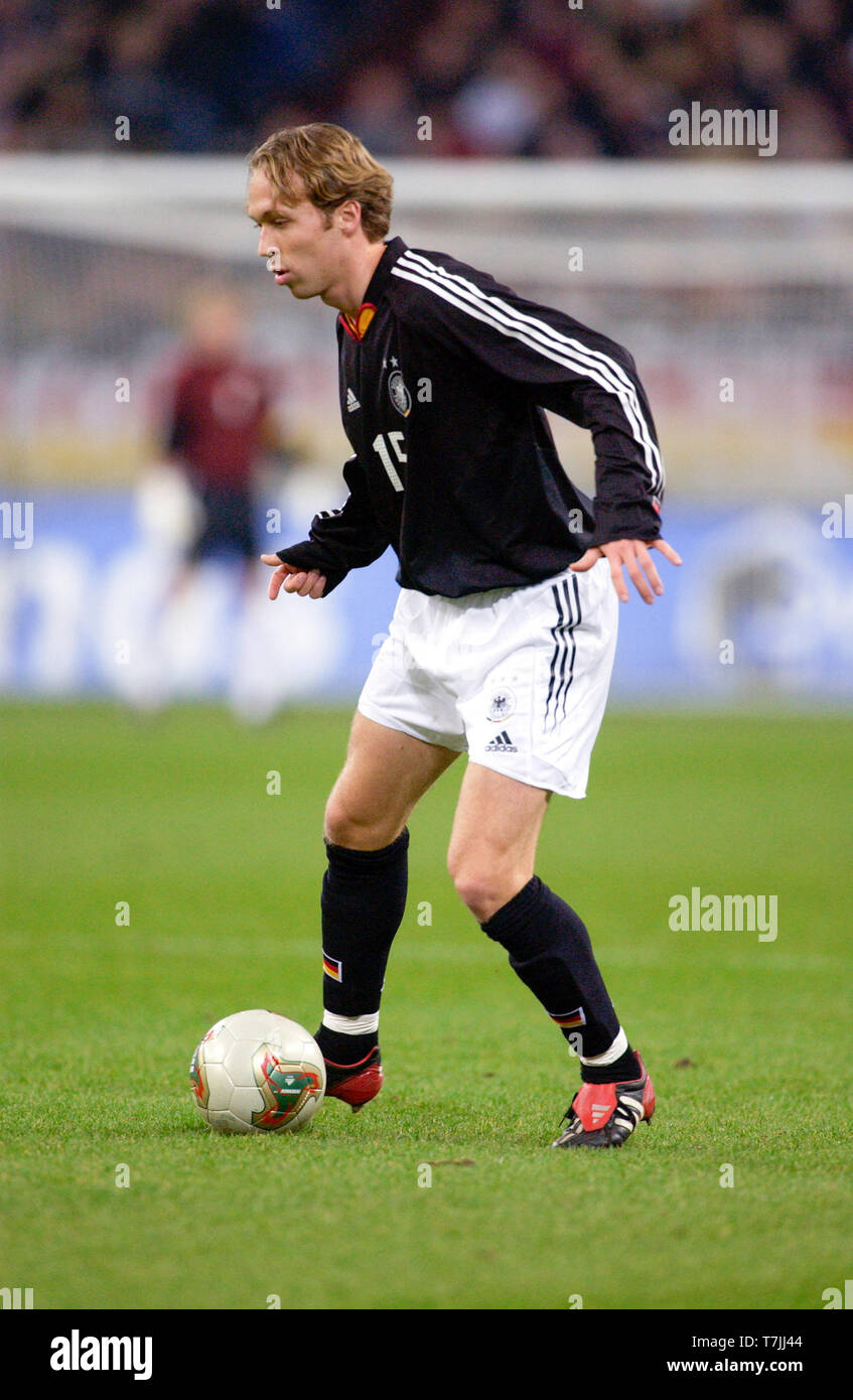 Arena auf Schalke Gelsenkirchen Deutschland 15.11.2003 Fußball: Internationale freundlich, Deutschland (schwarz) gegen Frankreich (weiss) 0:3 - - - - Andreas Hinkel (GER) Stockfoto