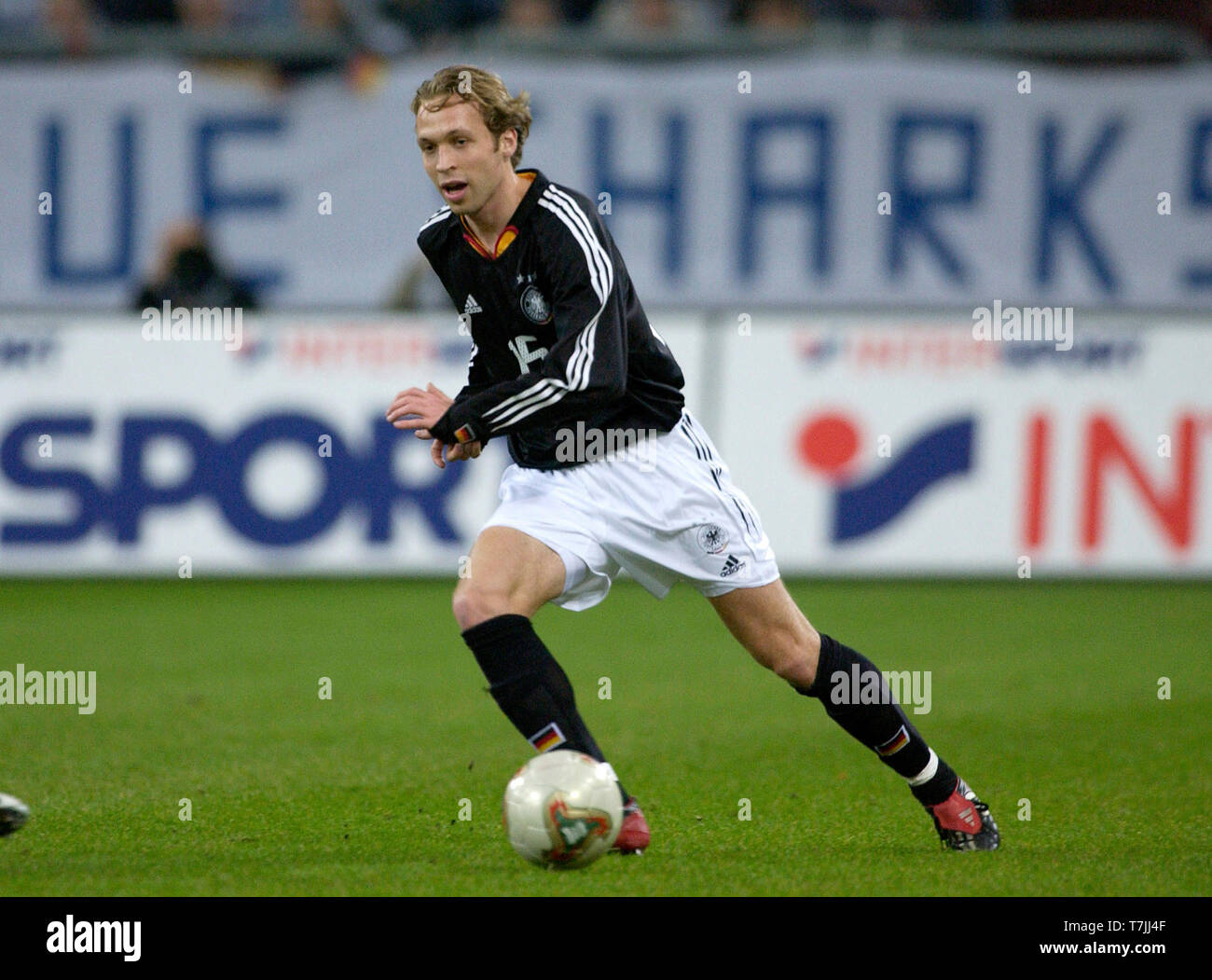Arena auf Schalke Gelsenkirchen Deutschland 15.11.2003 Fußball: Internationale freundlich, Deutschland (schwarz) gegen Frankreich (weiss) 0:3 - - - - Andreas Hinkel (GER) Stockfoto