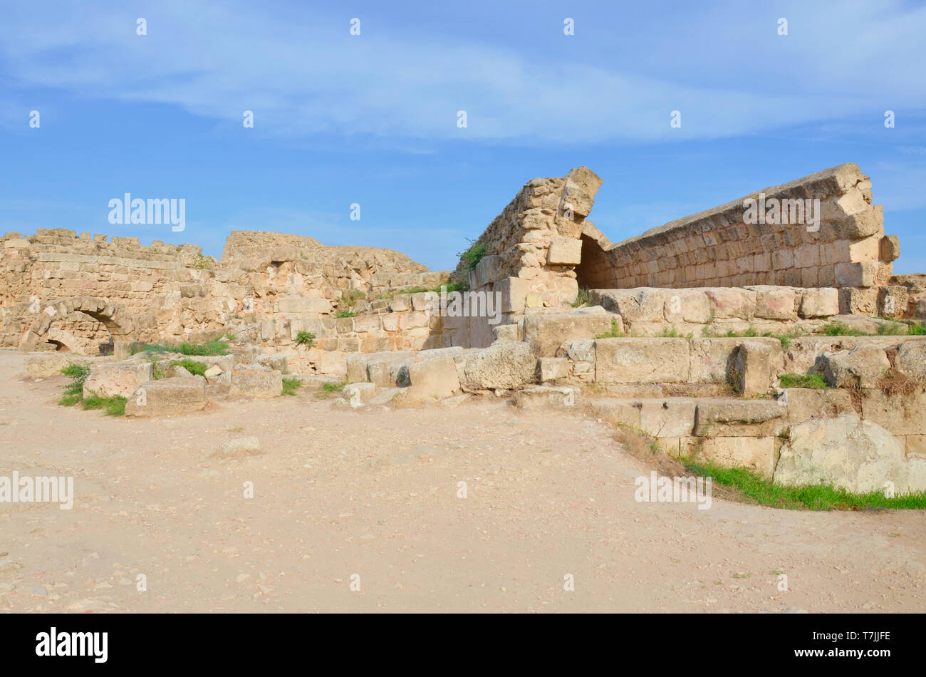 Gut erhaltenen Ruinen der antiken Stadt Salamis an einem sonnigen Tag mit blauen Himmel über. Salamis war eine antike griechische Stadt - Zustand in der Nähe von Famagusta entfernt Stockfoto