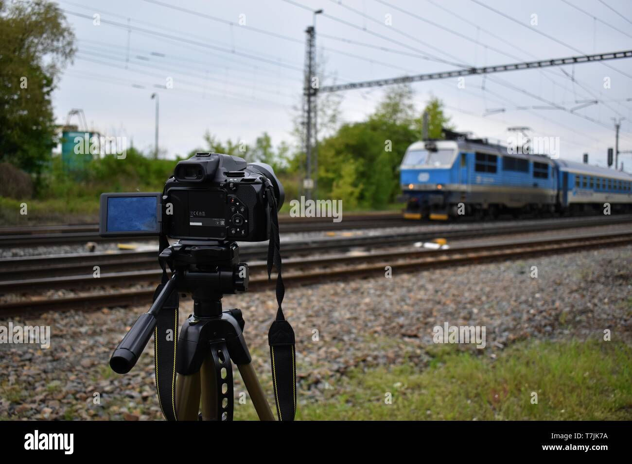 Konzentrieren Sie sich auf eine Kamera mit vorbeifahrenden Züge im Hintergrund. Stockfoto