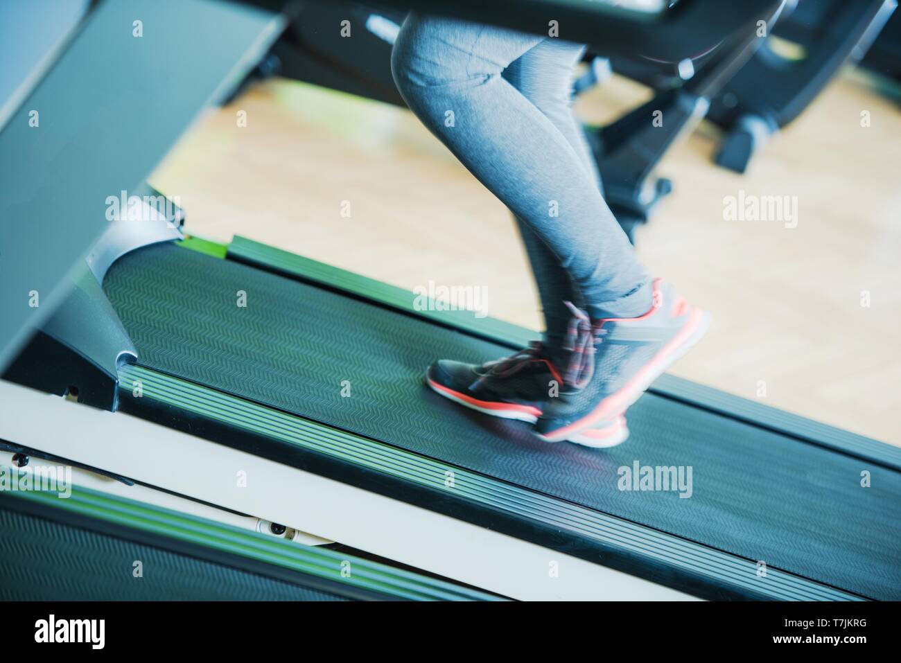 Laufband laufen. Läuft Frau, die versucht, etwas Gewicht zu verlieren. Fitnesscenter. Stockfoto