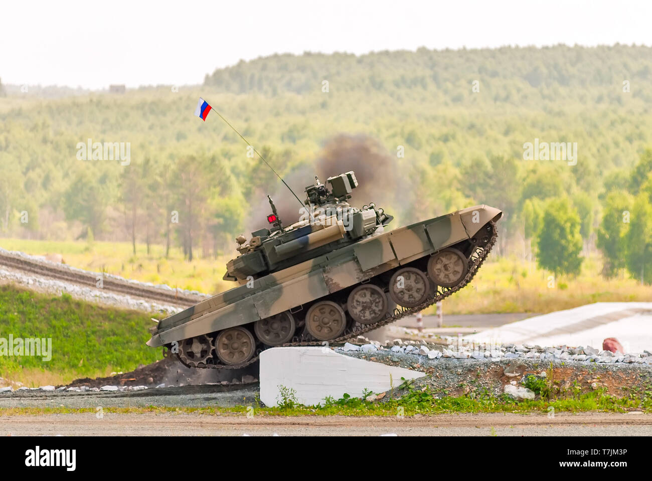 Nizhniy Tagil, Russland - Juli 12. 2008: Russische Militär tank T-80 mit Hindernis zu überwinden. RAE Ausstellung Stockfoto