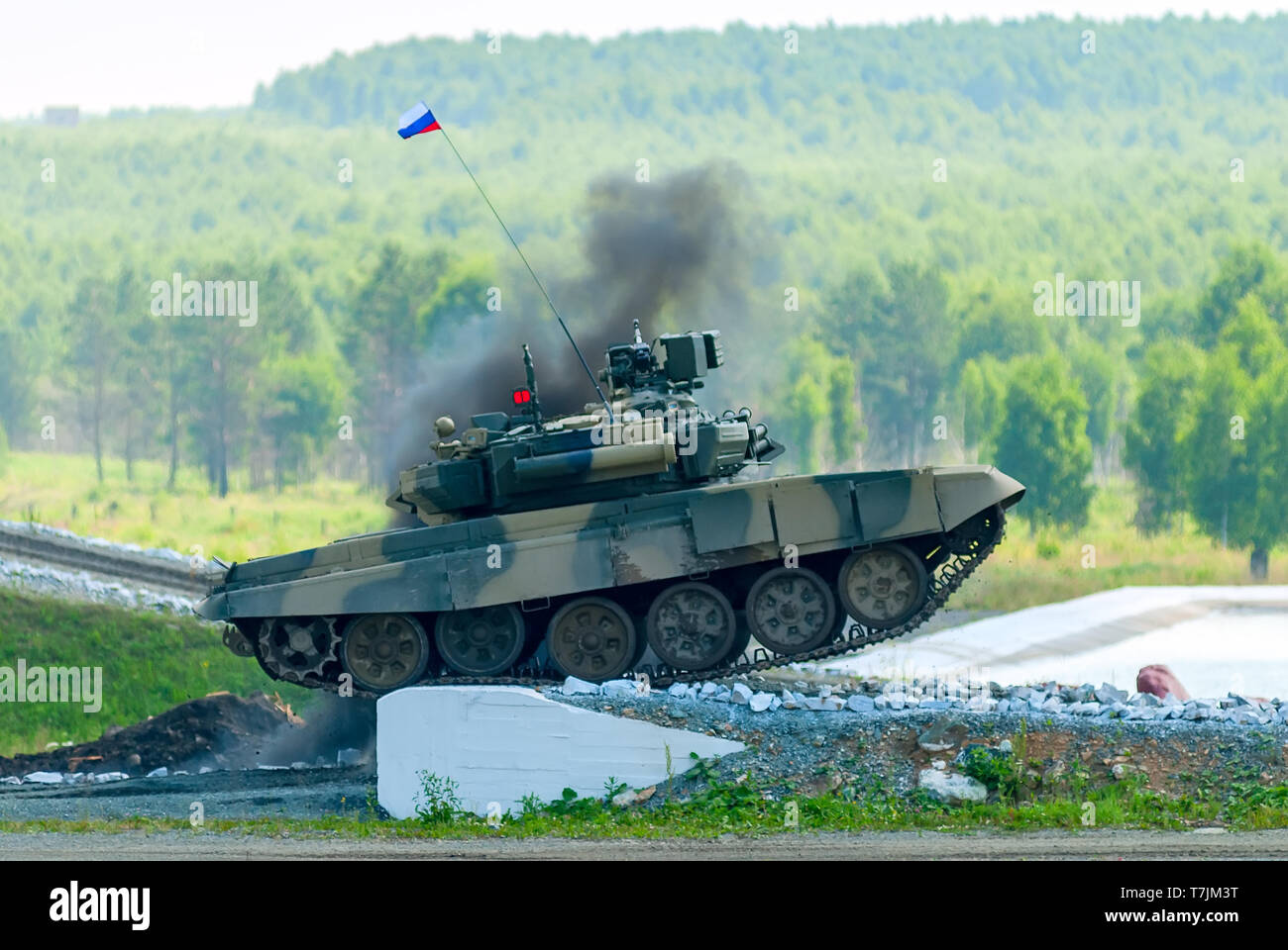 Nizhniy Tagil, Russland - Juli 12. 2008: Russische Militär tank T-80 mit Hindernis zu überwinden. RAE Ausstellung Stockfoto