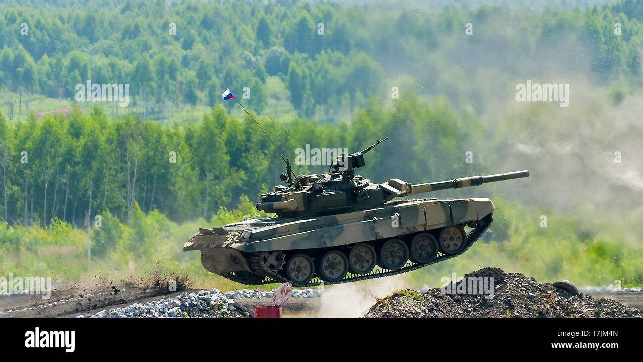 Nizhniy Tagil, Russland - Juli 12. 2008: Shooting tank T-80 springt durch graben. Anzeige der Kampf gegen die Chancen von Waffen und militärischer Ausrüstung von Lan Stockfoto