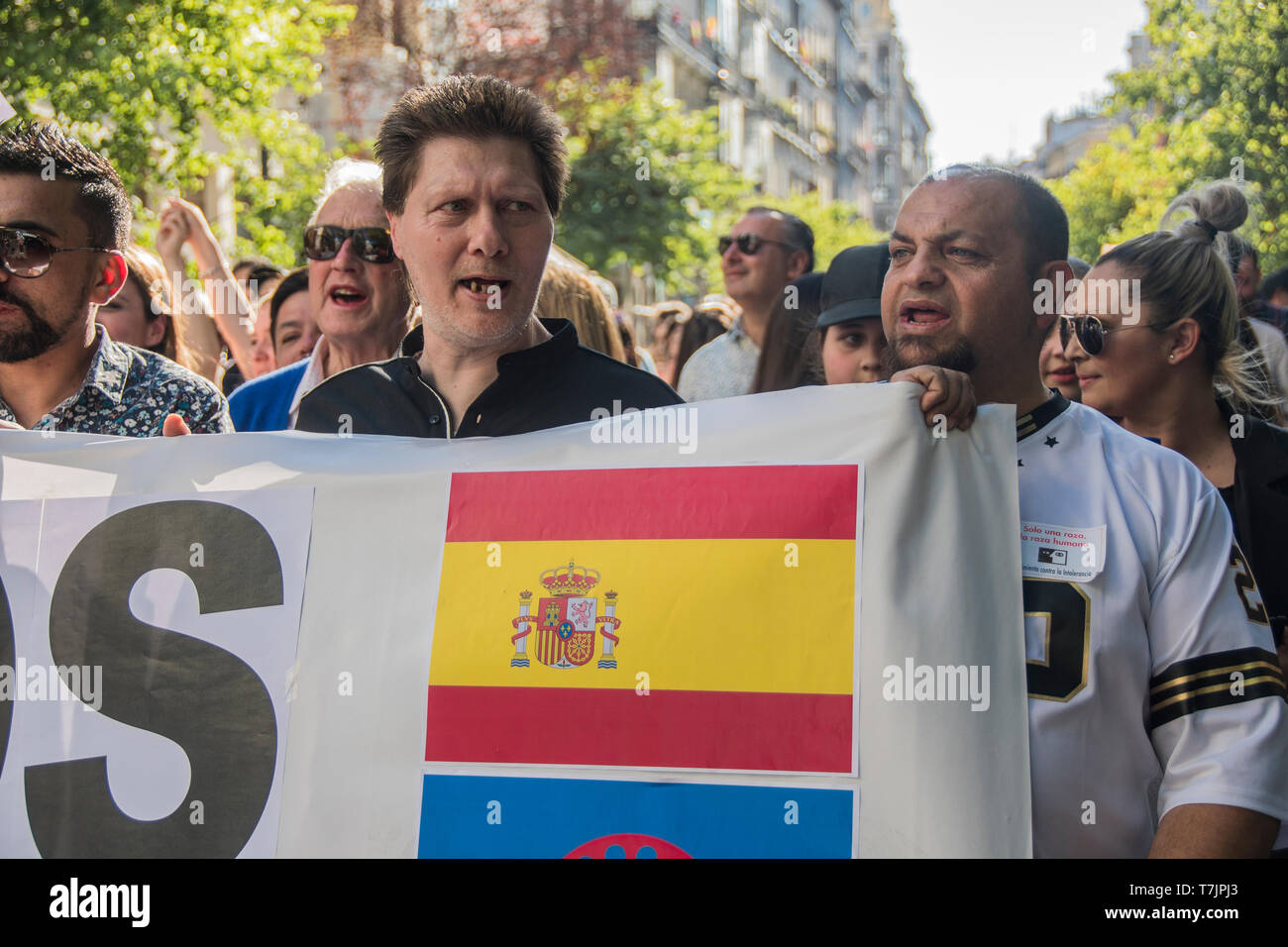 Gypsy Männer mit einem Plakat der Flagge Spaniens gesehen. Zigeuner Marsch gegen die rassistischen Angriffe zu protestieren Stockfoto