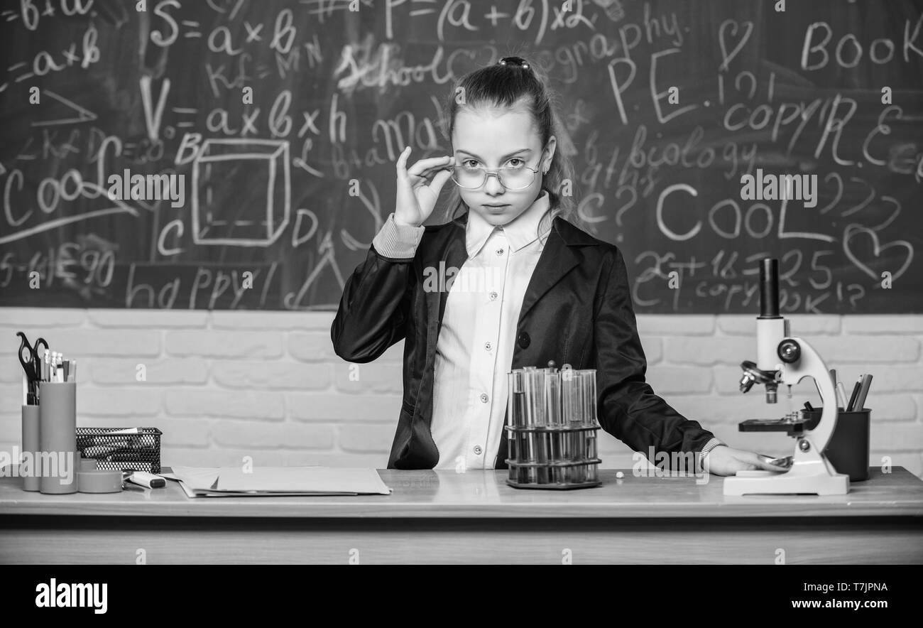 Chemische Reaktionen Beobachten Chemische Reaktion Viel Aufregender Als Theorie Madchen Arbeiten Chemischen Experiment Padagogische Experiment Naturwissenschaften Biologie Und Chemie Lehren Schulklassen Stockfotografie Alamy