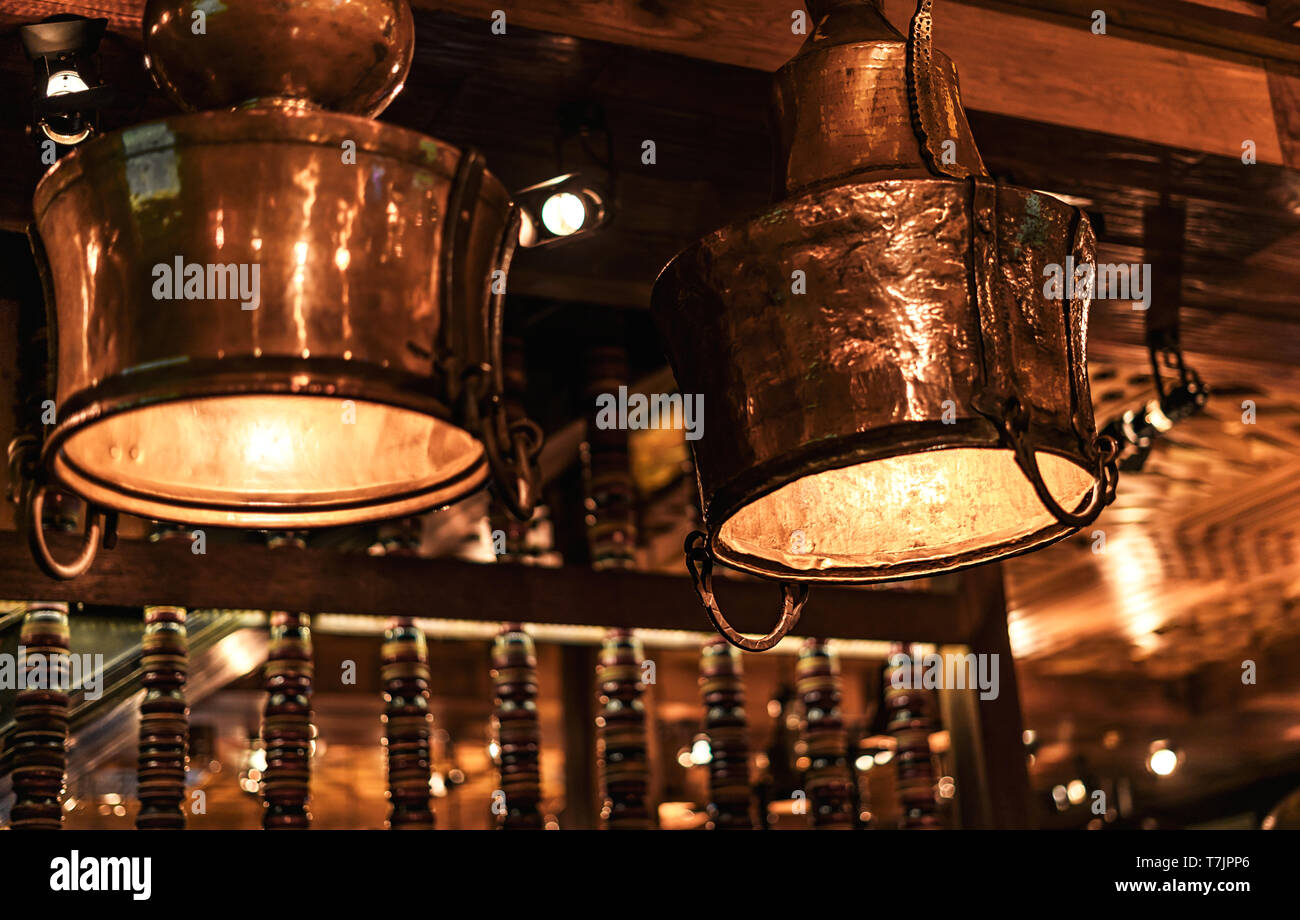 Zwei schöne Messing vintage Lampen in ein Cafe mit Vintage Interieur aus Holz. Stockfoto