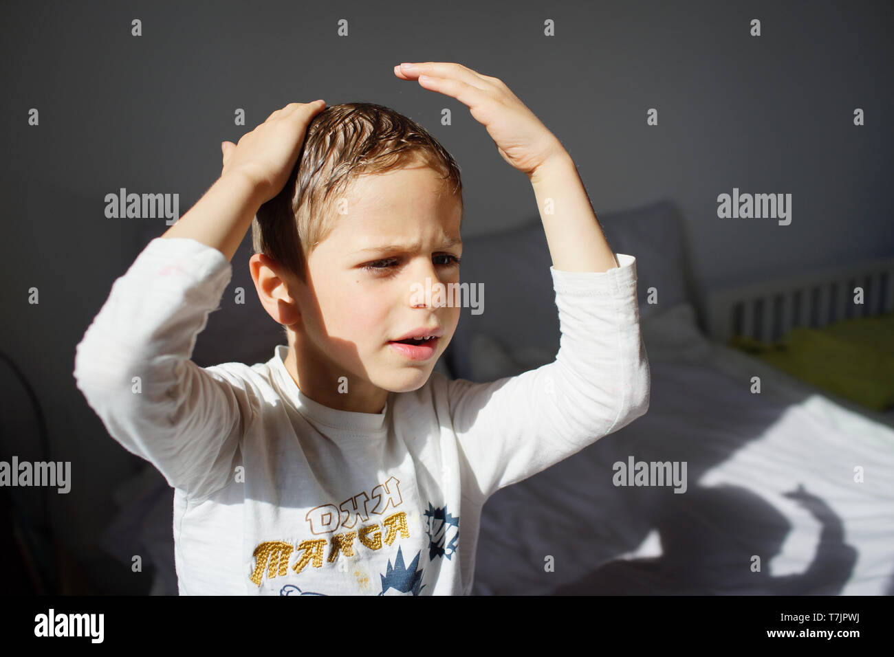 Junge männliche Kind Haar im Spiegel - Junge von 5, 6 Jahre alt Stockfoto