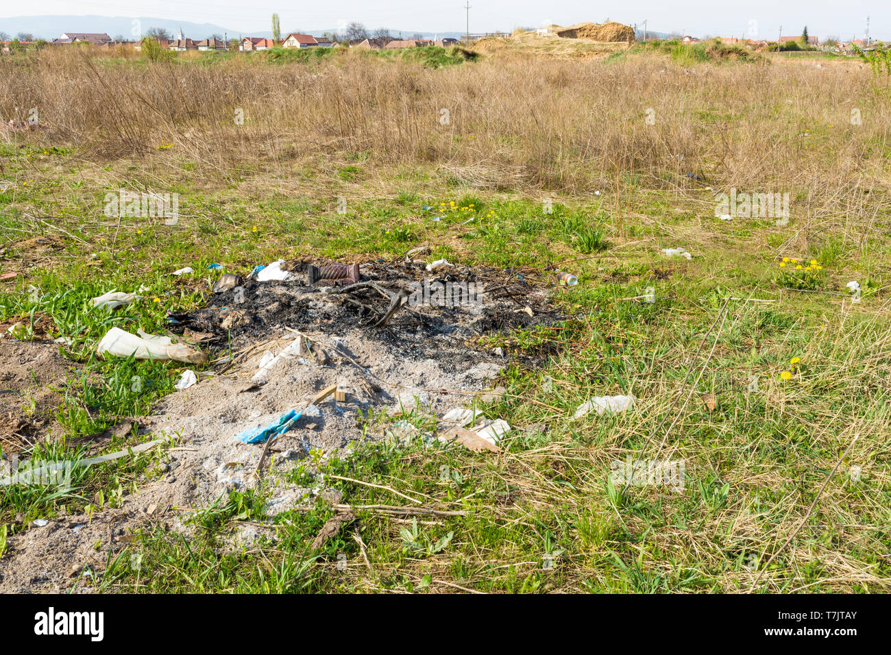 Verbrannte Müll in einem Feld Stockfoto