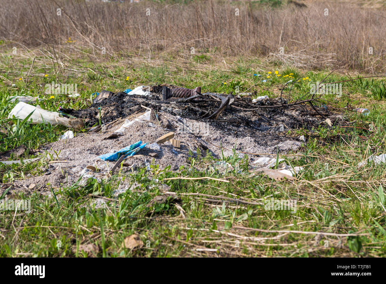 Verbrannte Müll in einem Feld Stockfoto