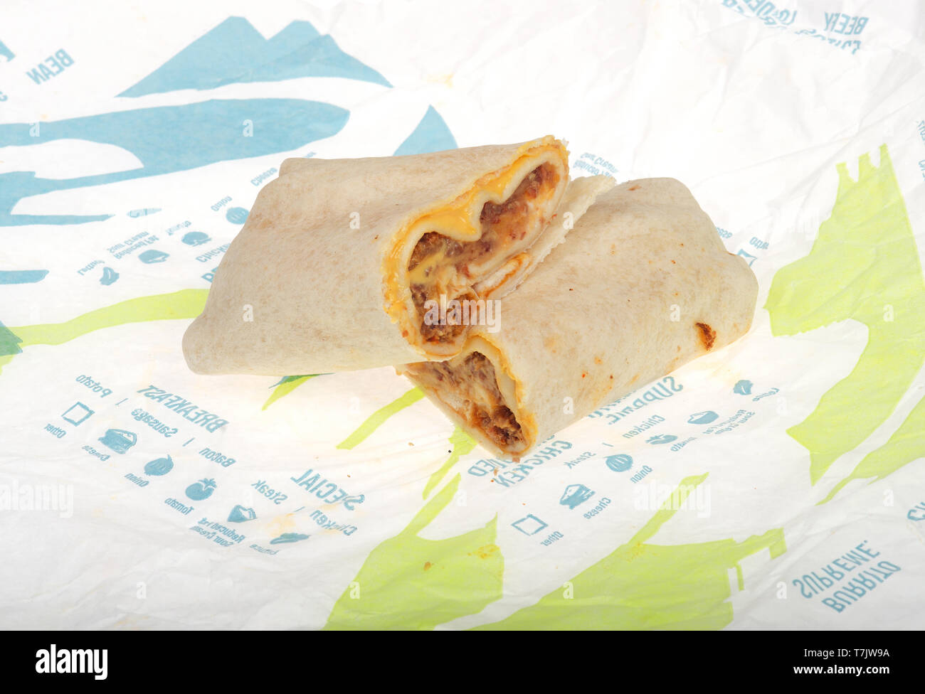 Taco Bell beefy 5 Layer Burrito mit Käse in der Hälfte auf Wrapper Stockfoto