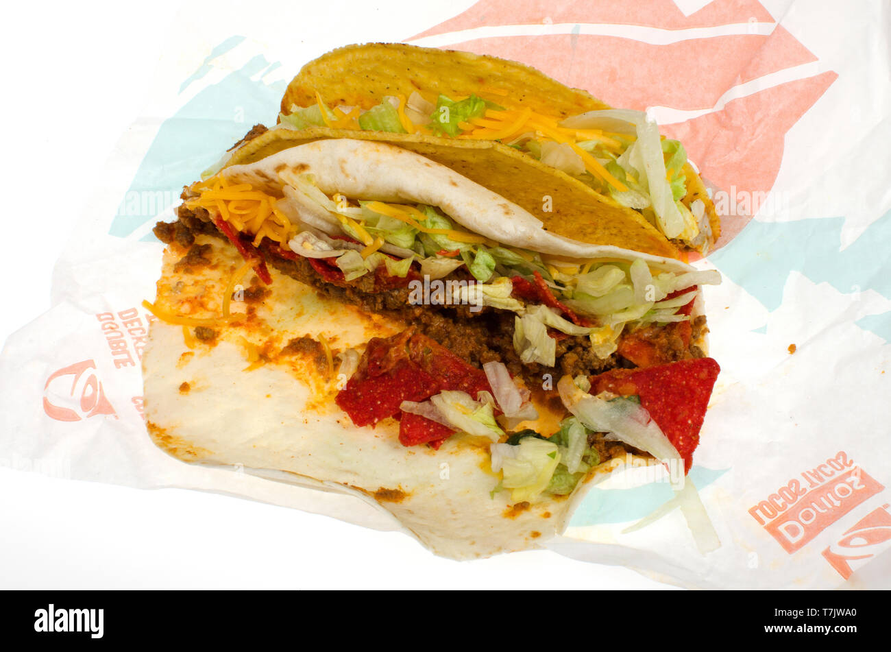 2 Taco Bell Tacos auf Wickler, 1 Crunchy Taco harte Schale und 1 geladen Nacho Taco würzige Soft Shell an Wrapper Stockfoto