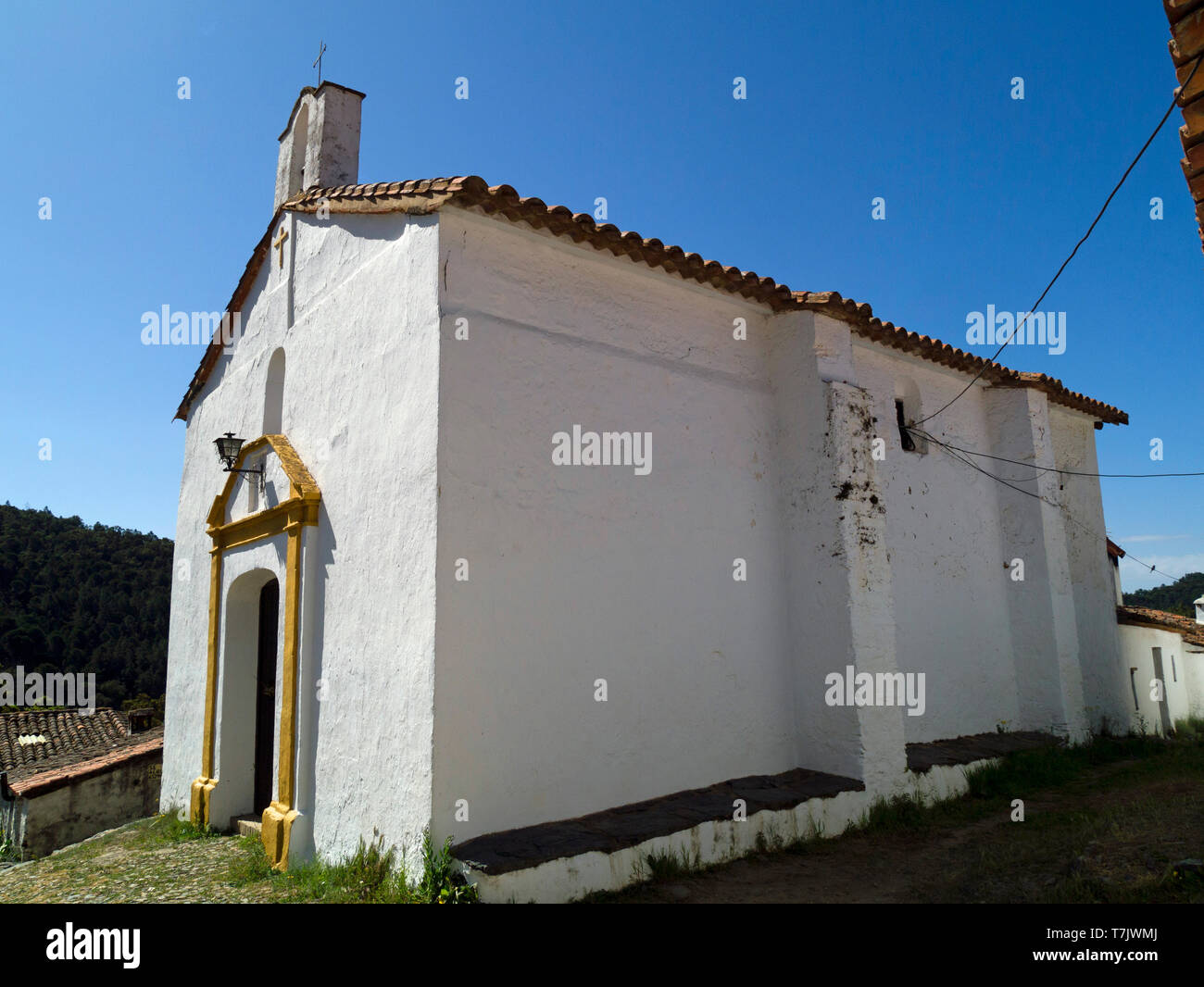 Kleine Kirche im verschlafenen Weiler ofLas Madroneros, Sierra de Aracena, Andalusien, Spanien, Europa Stockfoto