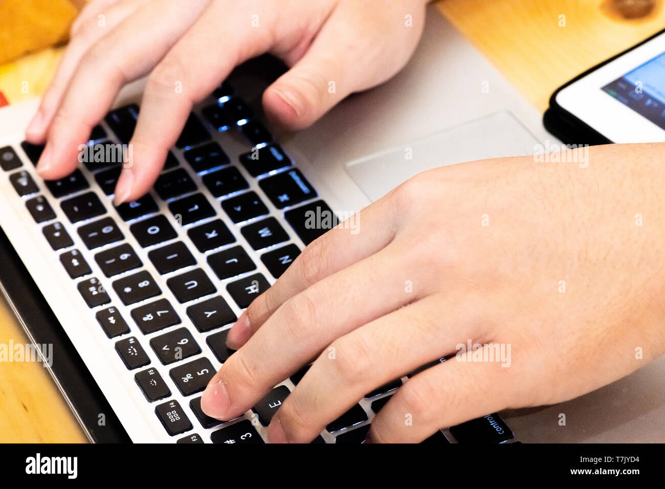 Man Hände schreiben auf Tastatur Laptop. flache Tastatur Laptop und Internet für die Kommunikation verwenden. Drücken Sie die Taste für die Eingabe von Daten in die Tastatur o Stockfoto