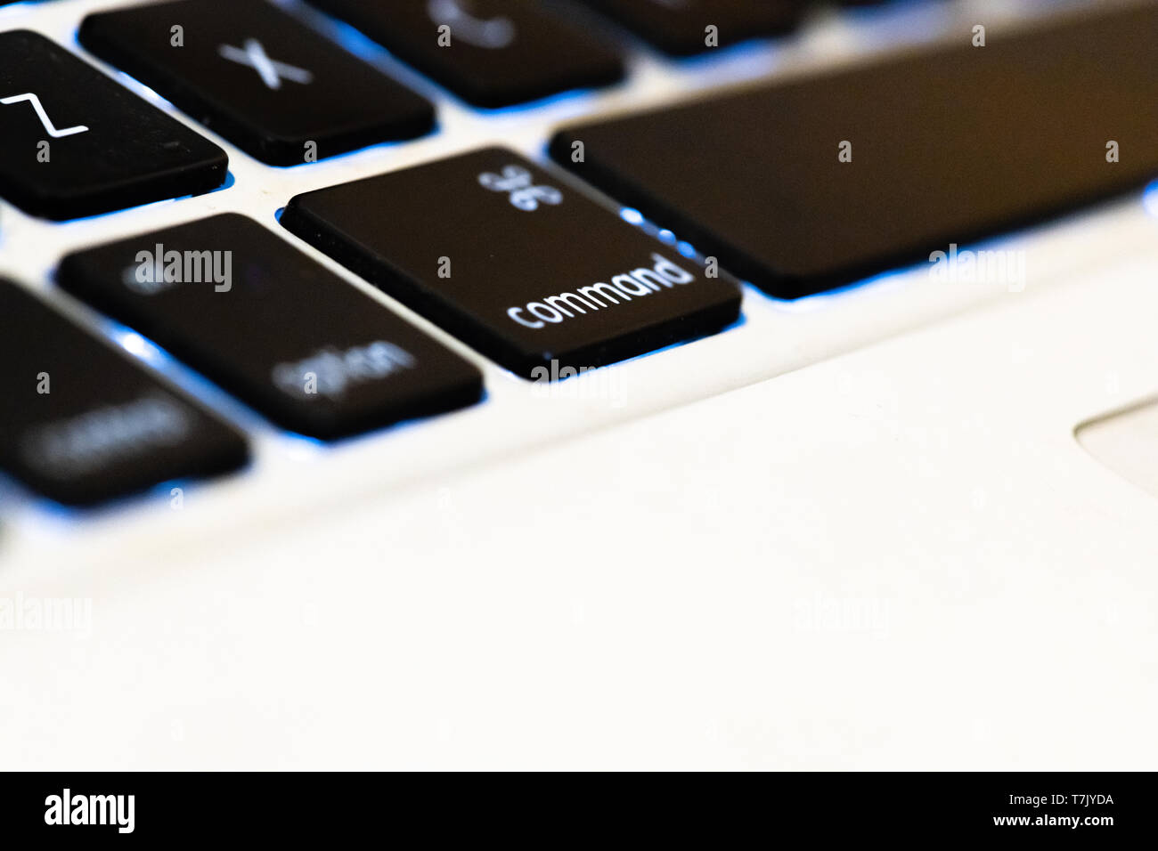 Die flache Tastatur Laptop und Internet zur Kommunikation verwenden. Drücken Sie die Taste für die Eingabe von Daten in die Tastatur am Laptop. first class La Stockfoto