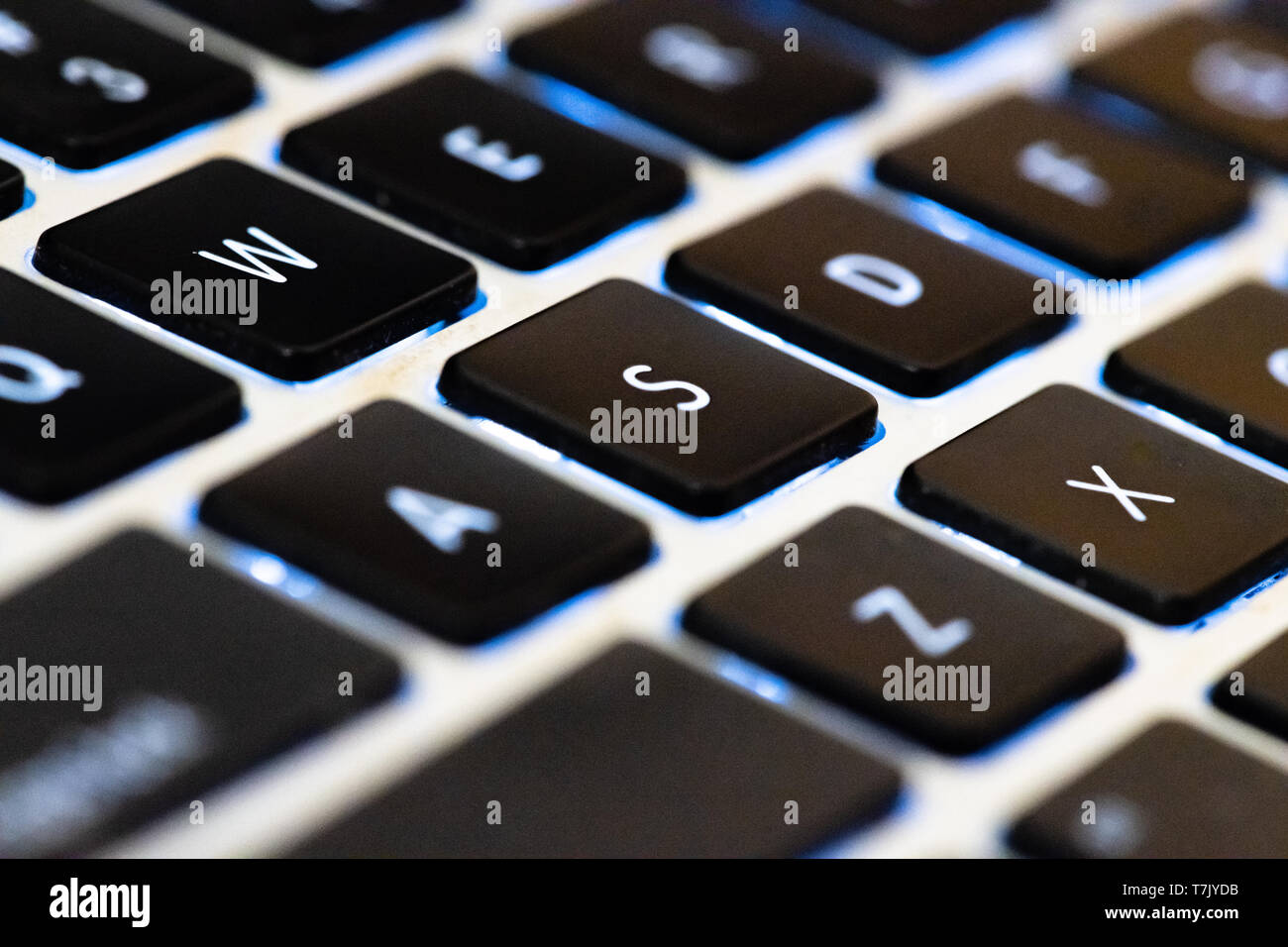Die flache Tastatur Laptop und Internet zur Kommunikation verwenden. Drücken Sie die Taste für die Eingabe von Daten in die Tastatur am Laptop. first class La Stockfoto
