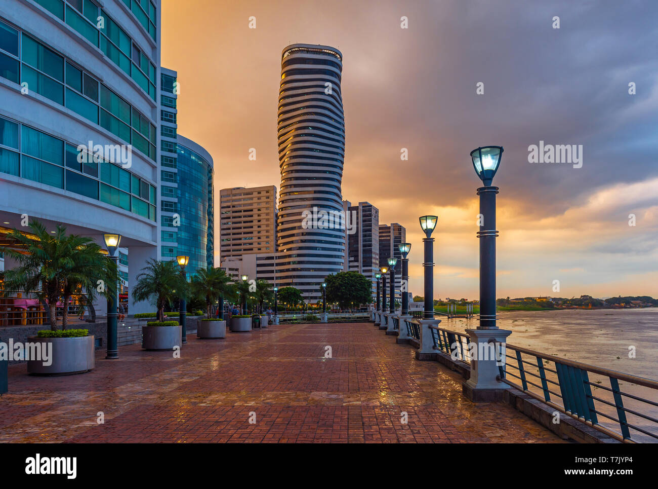 Stadtbild der Stadt Guayaquil bei Sonnenuntergang mit einem der Malecon 2000 Waterfront, Fluss Guayas und die Wolkenkratzer nach einem Gewitter, Ecuador. Stockfoto