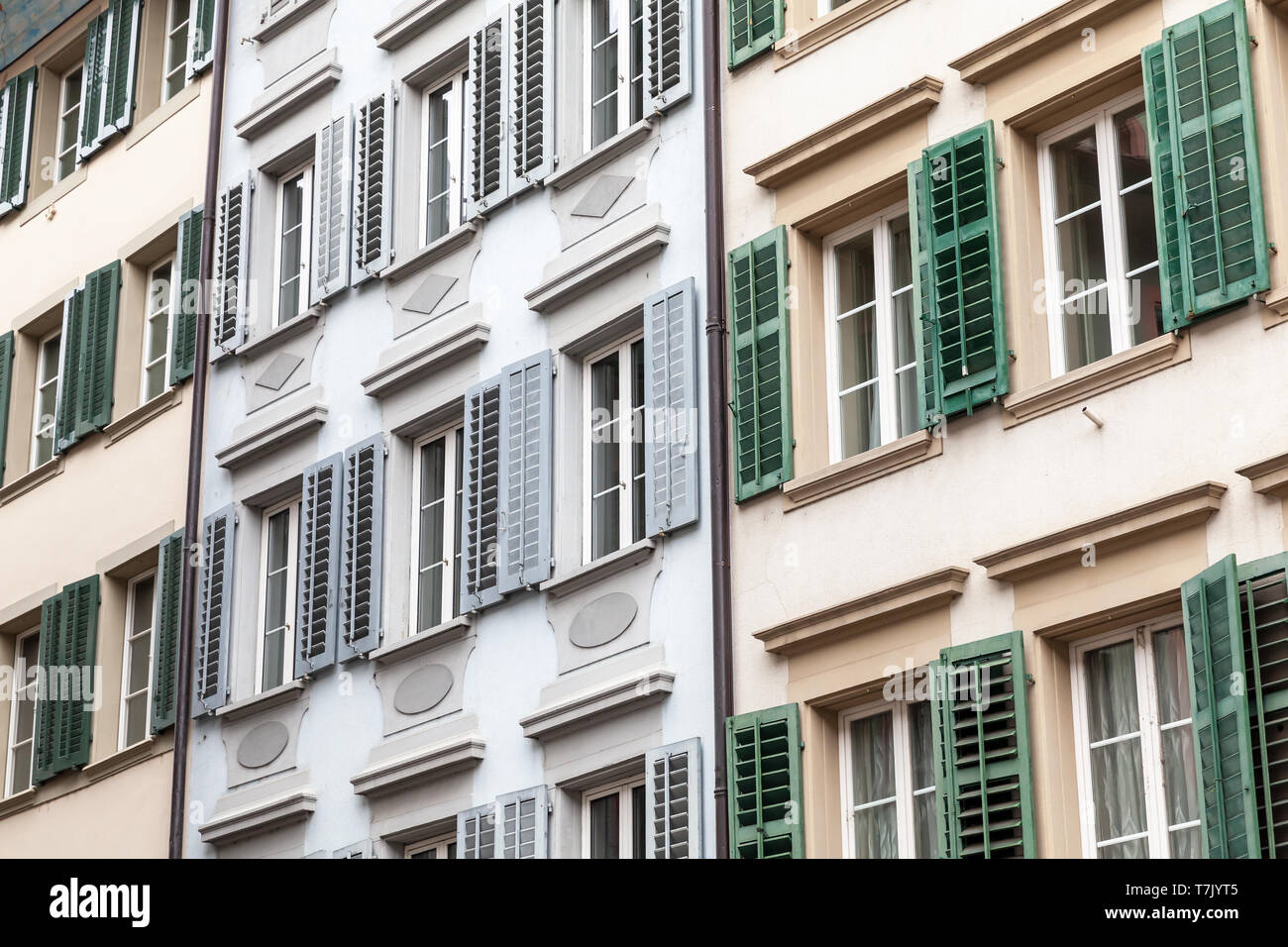 Traditionelle Wohn häuser Fassaden mit Fenstern und Fensterläden. Luzern, Schweiz Stockfoto