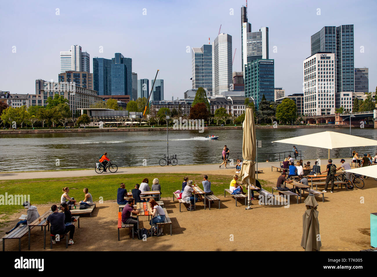 frankfurt-am-main-blick-auf-die-skyline-der-innenstadt-vom-on-the