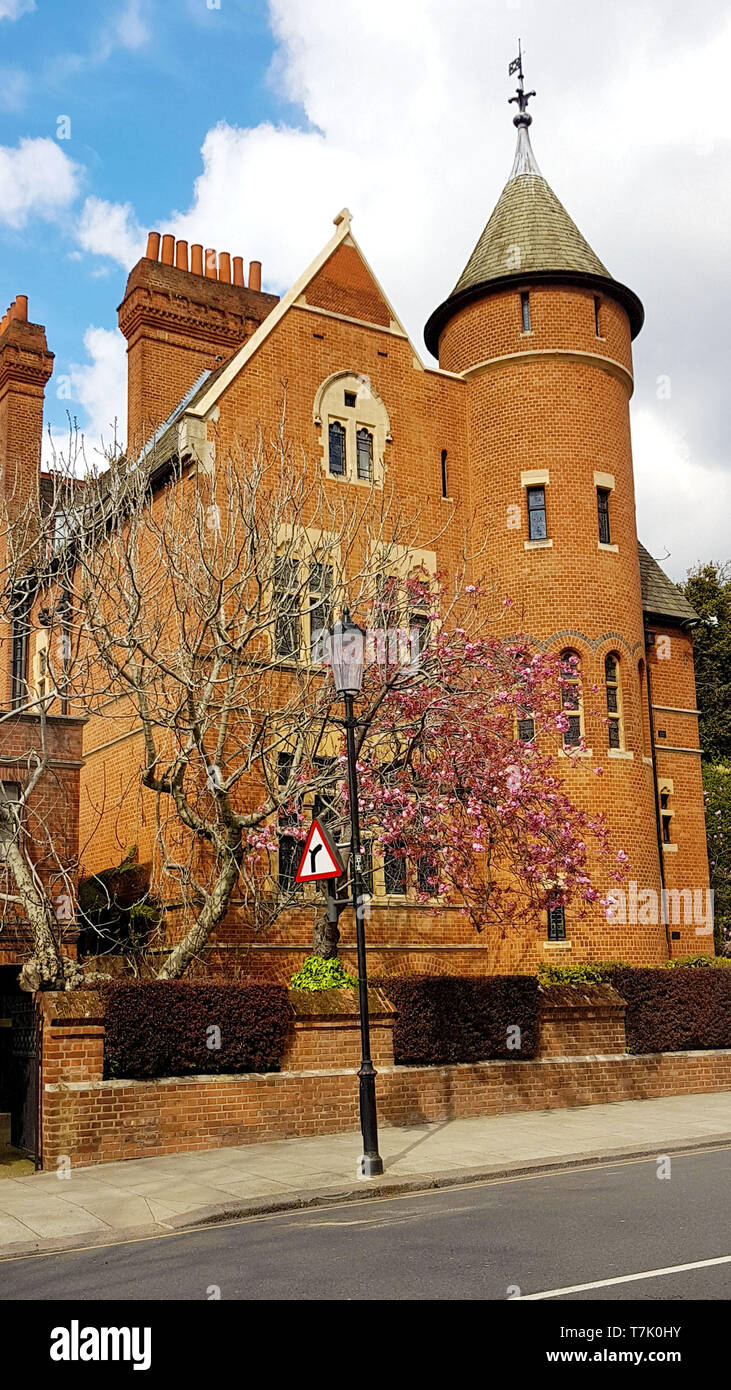 Led Zeppelin Gitarrist Jimmy's Seite der Turm Haus benachbarten Grundstück ist im Bau Mit: Led Zeppelin Gitarrist Jimmy Page Tower House Nachbarn Bauarbeiten, Atmosphäre, Wo: London, Vereinigtes Königreich, wenn: 05 Apr 2019 Credit: WENN.com Stockfoto